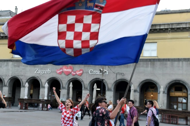 Les supporters croates défilent dans la capitale Zagreb pour saluer la place de finaliste du Mondial, le 15 juillet 2018