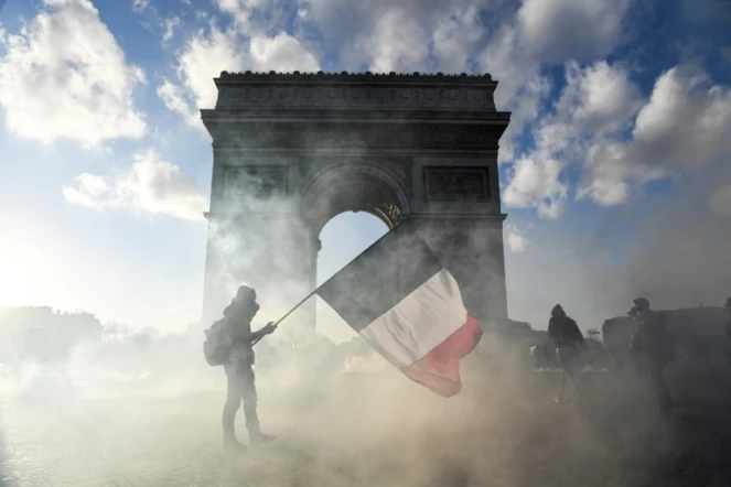 Nuage de gaz lacrymogène dans le quartier des Champs Elysées, à Paris, lors de la manifestation des "gilets jaunes", le 16 mars 2019