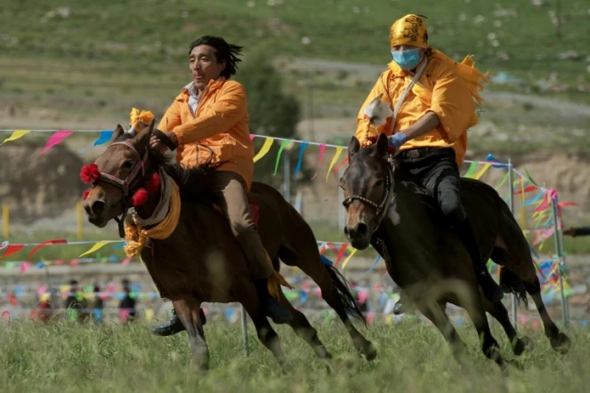 Des cavaliers le 26 juillet 2016 sur le plateau tibétain de Yushu dans la province chinoise du Qinghai