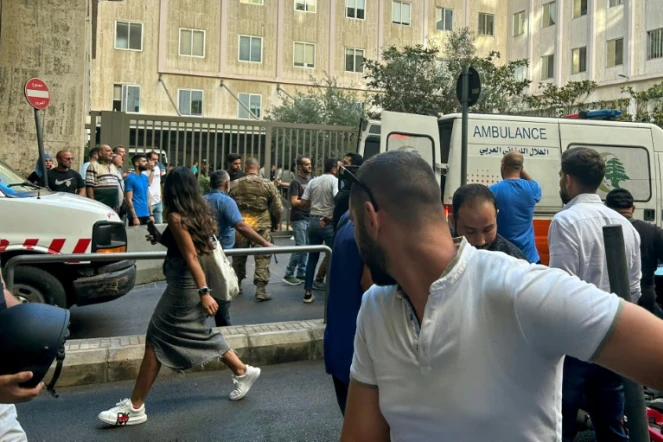 Des ambulances transportent des blessés vers un hôpital de Beyrouth après les explosions meurtrières de bipeurs de membres du Hezbollah à travers le Liban, le 17 septembre 2024