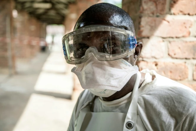 Cette photo fournie par l'Unicef le 13 mai 2018 montre un membre du personnel sanitaire portant des protections contre le virus Ebola à l'hopital de Bikoro, en RDC, où une flambée de la fièvre hémorragique a été détectée.