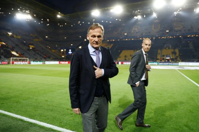 Le patron du club allemand Hans-Joachim Watzke (g) sur la pelouse du stade de Dortmund, le 11 avril 2017 