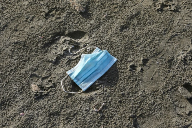 Un masque sanitaire abandonné sur une plage à Larnaca, dans le sud de Chypre, le 4 mai 2020