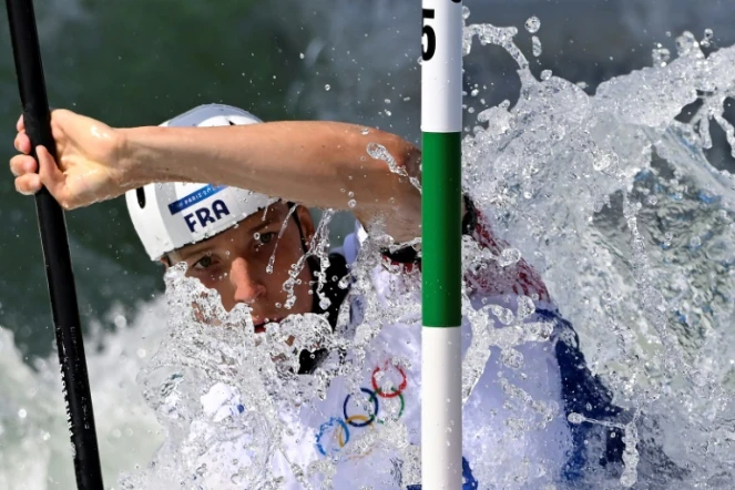 Le Français Titouan Castryck participe à la compétition de canoë slalom en kayak simple au stade nautique de Vaires-sur-Marne lors des Jeux olympiques de Paris 2024, le 30 juillet 2024