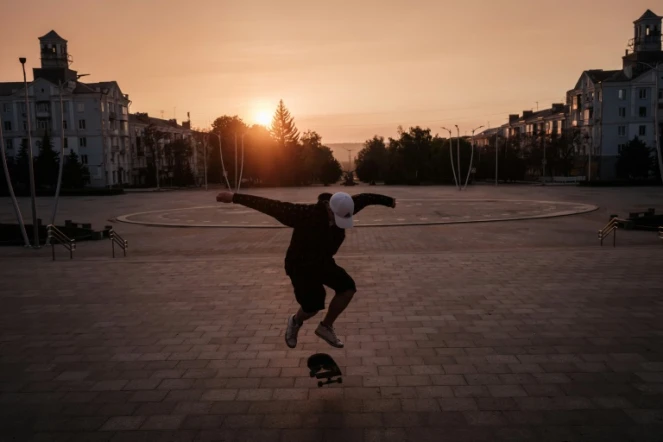 Roman Kovalenko, 18 ans, file sur son skate sur la place de la Paix à Kramatorsk en Ukraine, le 5 mai 2022
