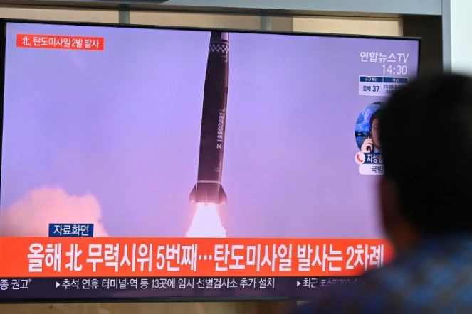 Un homme regarde sur un écran à la gare de Séoul, le 15 septembre 2021, un reportage sur le lancement par la Corée du Nord d'un missile balistique