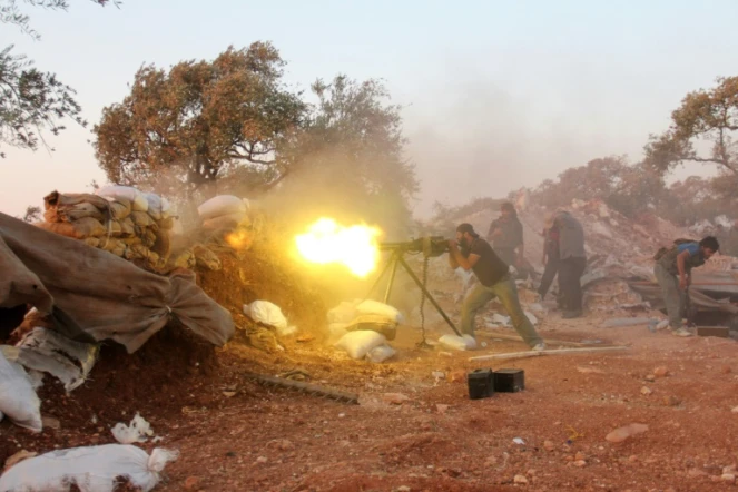 Un combattanr rebelle lors d'affrontements avec les forces pro-gouvernementales le 18 septembre 2015 dans la province d'Idlib