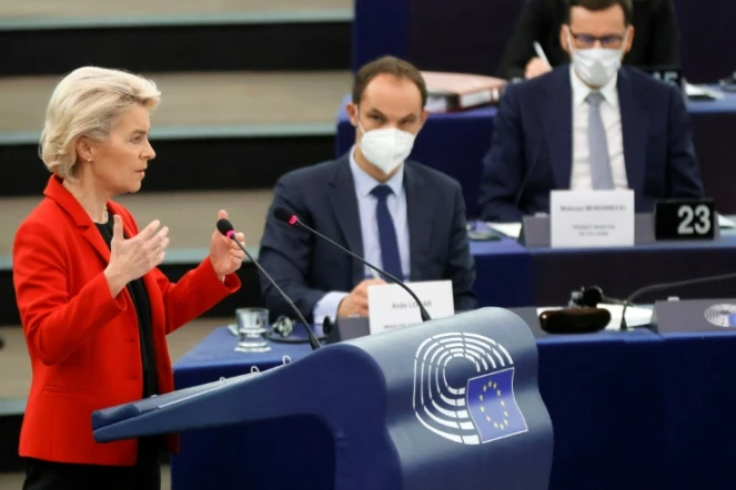 La présidente de la commission européenne Ursula von der Leyen s'exprime lors d'un débat sur l'Etat de droit et le conflit avec la Pologne sur la primauté du droit européen, à Strasbourg au Parlement européen, le 19 octobre 2021