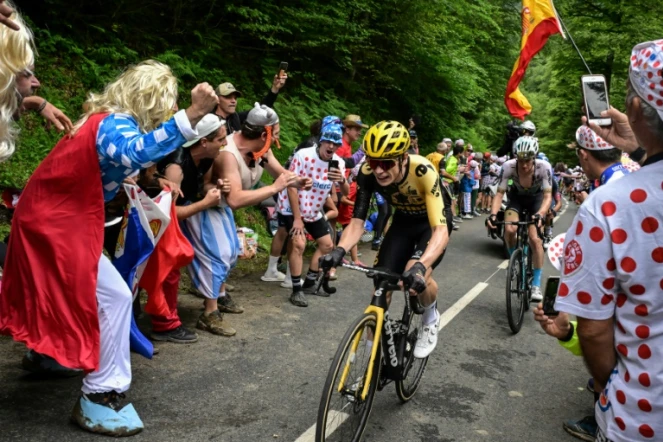 Jonas Vingegaard à l'attaque dans le col de Marie Blanque lors de la 5e étape du Tour de France le 5 juillet 2023. Le Danois, vainqueur sortant de la Grande boucle, s'installe à la deuxième place du classement général, avec 53 secondes sur son grand rival, Tadej Pogacar 
