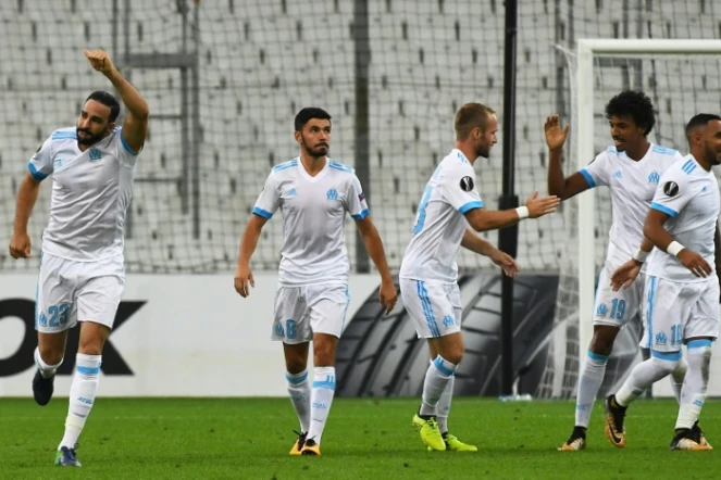 Le défenseur de Marseille (g) Adil Rami inscrit l'unique but de la rencontre face à Konyaspor en Europa League au Vélodrome, le 14 septembre 2017