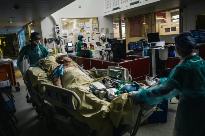 Des soignants transportent un patient à l'unité de soins intensifs de l'hôpital Lariboisière, le 14 octobre 2020 à Paris
