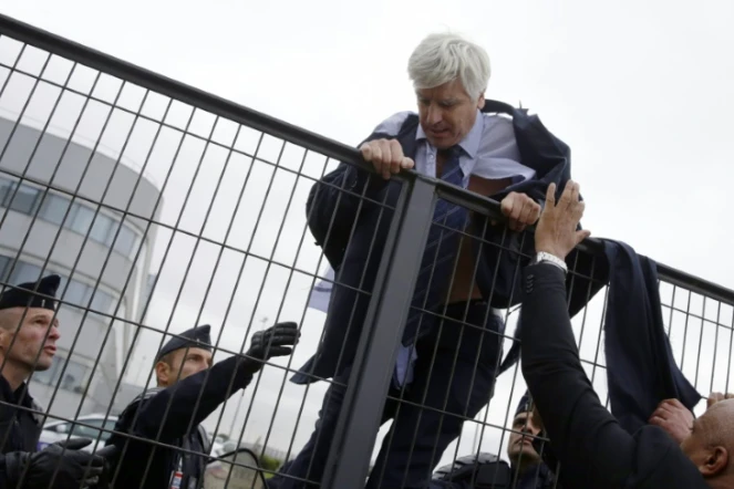 Pierre Plissonnier, responsable de l'activité long courrier à Air France, s'échappe en escaladant un grillage le 5 octobre 2015 à Roissy-en-France