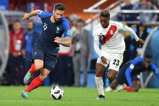 Olivier Giroud (G) et le Péruvien Pedro Aquino (D) lors du match France-Pérou à Ekaterinbourg en Russie  Ekaterinburg le 21 juin 2018