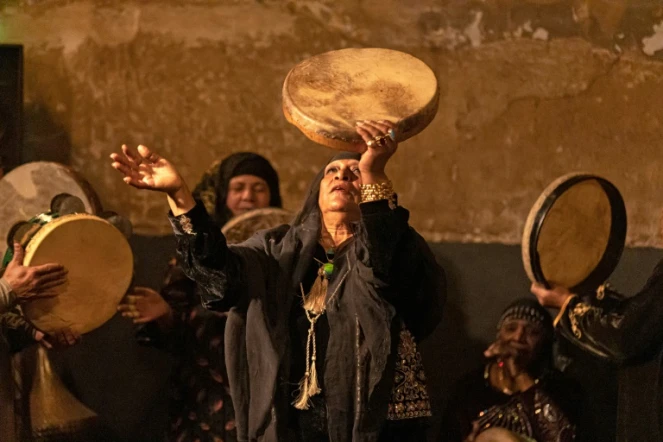Des musiciens et guérisseurs égyptiens pratiquant le rituel du zar au Caire, le 27 avril 2022