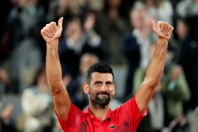 Novak Djokovic salue le public après sa défaite contre Jannik Sinner à Roland-Garros à Paris, le 6 juin 2025