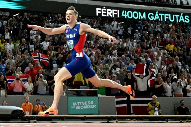 Le Norvégien Karsten Warholm passe la ligne d'arrivée en tête du 400 m haies lors des Mondiaux d'athlétisme à Budapest, Hongrie, le 23 août 2023