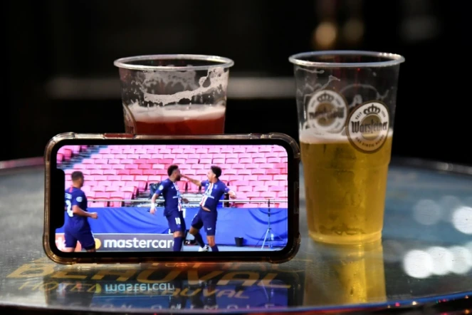 Un smartphone diffuse la demi-finale de Ligue des champions entre Leipzig et le Paris SG, à Paris le 18 août 2020