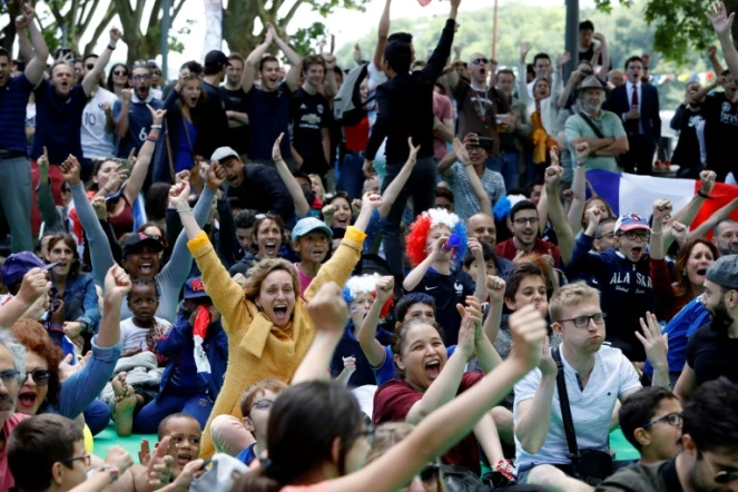 Les supporters de l'équipe de France explosent de joie à Conflans-Sainte-Honorine, près de Paris, le 16 juin 2018 après un but des Bleus contre l'Australie à Kazan