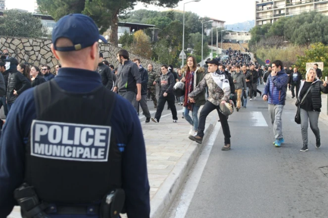 Un policier surveille une manifestation à Ajaccio le 27 décembre 2015