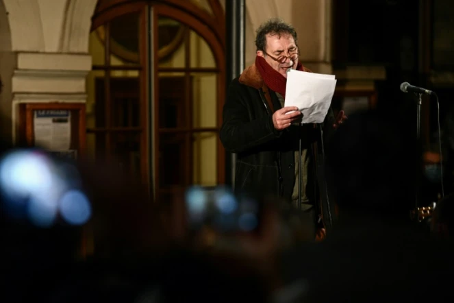François Morel devant le théâtre de L'Atelier" à Paris le 15 décembre 2020