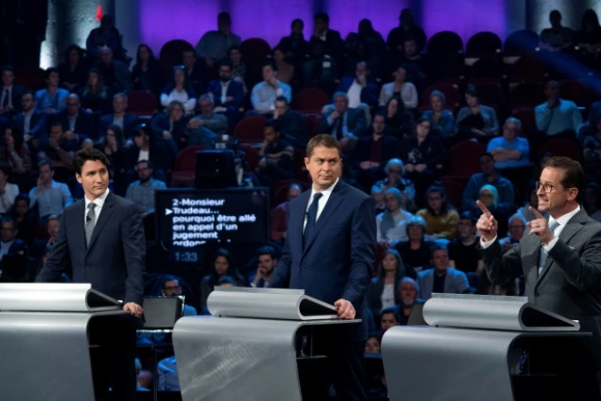 Justin Trudeau (à gauche), Andrew Scheer (au centre) et Yves-François Blanchet lors d'un débat télévisé, le 10 octobre à Gatineau (Québec) 