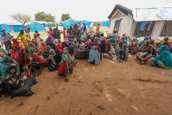 Des femmes qui ont fui la guerre au Soudan attendent une distribution alimentaire au camp de réfugiés d'Ourang, près d'Adré, le 15 août 2023 au Tchad