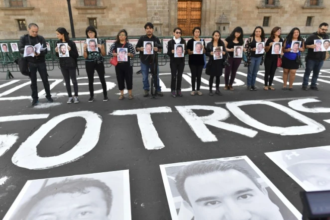 Des journalistes manifestent contre les violences et les meurtres au Mexique, le 1er juin 2018 devant le Palais national à Mexico