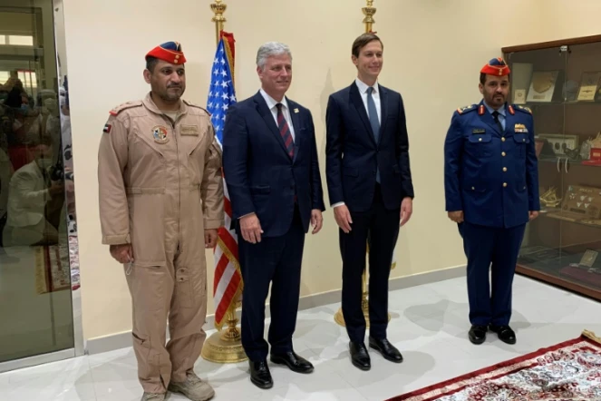 Le conseiller américain Jared Kushner et Robert O?Brien conseiller à la sécurité nationale avec des militaires émiratis sur la base de Al-Dhafra, le 1er septembre 2020