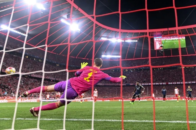 L'attaquant du Real Madrid Vinicius Jr marque le pénalty du 2-2 à la 83e minute contre le gardien du Bayern Manuel Neuer.