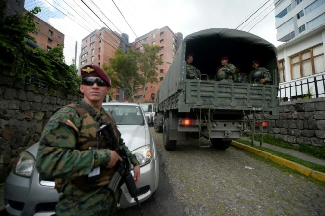 Des membres des forces de sécurité devant la commission électorale à Quito, en Equateur, le 20 février 2017