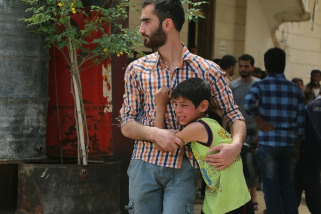Des Syriens le 24 avril 2016 à Sakhur près d'Alep  