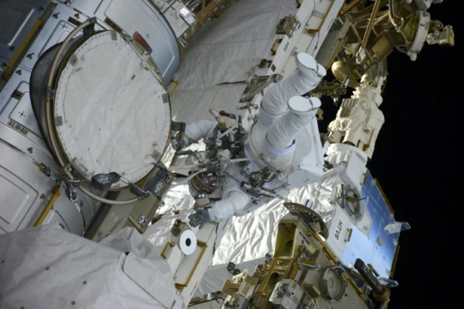 Thomas Pesquet lors d'une sortie orbitale le 13 janvier 2015 à l'extérieur de la Station spatiale internationale (ISS)
