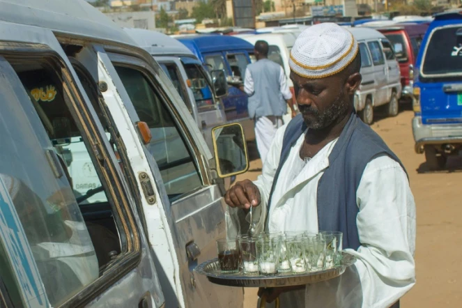 Un vendeur ambulant prépare du thé dans une gare routière à Wad Madani, au Soudan, le 16 mai 2023