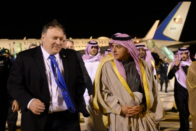 Le secrétaire d'Etat américain Mike Pompeo accueilli à Ryad par le ministre d'Etat saoudien aux Affaires étrangères Adel al-Jubeir, le 13 janvier 2019