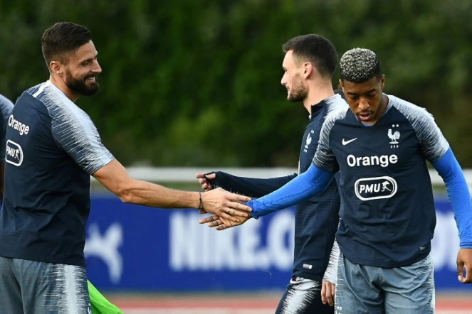 Le défenseur Presnel Kimpembe avec l'attaquant Olivier Giroud lors d'une séance d'entraînement des Bleus à Clairefontaine,le 13 octobre 2018