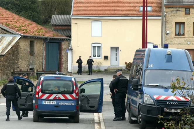 Des gendarmes dans le village Issancourt-et-Rumel, dans les Ardennes, où de nouvelles fouilles sont menées pour retrouver le corps d'Estelle Mouzin, le 15 novembre 2021