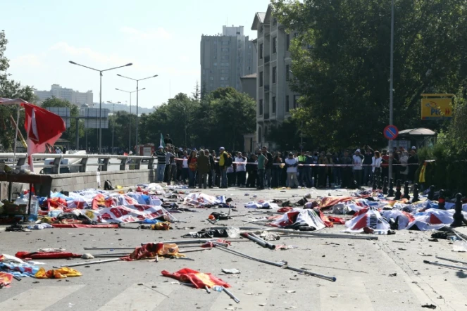 Des drapeaux recouvrent des corps de victimes du double attentat-suicide à Ankara qui a fait 95 morts, le 10 octobre 2015 en Turquie