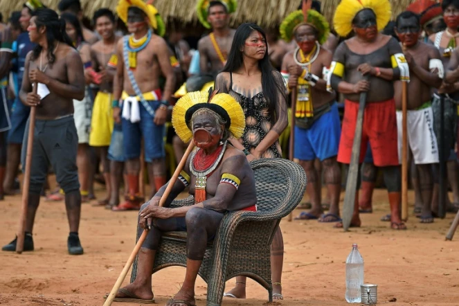 Le Cacique Raoni Metuktire de la tribu Kayapo observe des danses traditionnelles, à Piaraçu (Brésil), le 17 janvier 2020