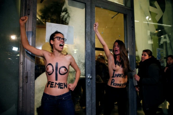 Deux Femen font irruption dans la Cinémathèque de Paris, torse nu, contre la rétrospective consacrée au réalisateur franco-polonais Roman Polanski, le 30 octobre 2018