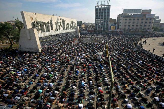 Des partisans de Moqtada Sadr rassemblés pour la grande prière du vendredi sur la place Tahrir et ses environs à Bagdad le 27 novembre 2020