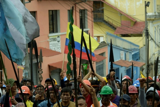 Des manifestants indigènes devant la basilique où se tiennent des tractations, à Quito, le 27 juin 2022