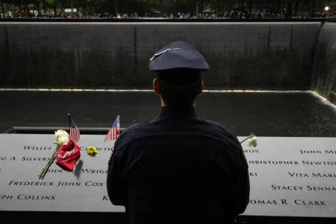 Un pompier devant le mémorial des attentats du 11-Septembre à New York, le 11 septembre 2022