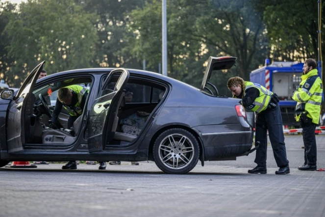 La police fédérale allemande contrôle une voiture sur l'autoroute A1/A30 à la frontière avec l'Allemagne, le 16 septembre 2024 à De Lutte, aux Pays-Bas