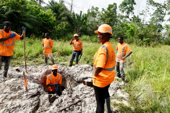 La PDG de Tigui Mining Company, Tiguidanke Camara, avec ses employés le 25 février 2017 à Guingouiné en Côte d'Ivoire