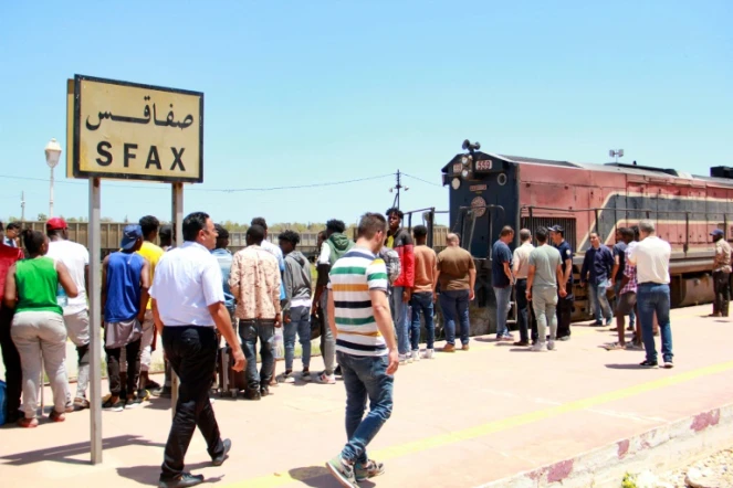 Des migrants africains attendent un train à la gare de Sfax, en Tunisie, le 5 juillet 2023