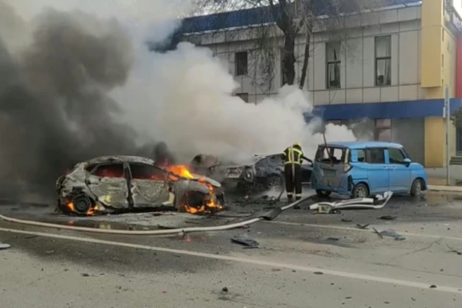 Photo extraite d'une vidéo diffusée par le ministère russe des Situations d'urgence le 30 décembre 2023, montrant des pompiers en intervention après une frappe ukrainienne sur la ville russe de Belgorod