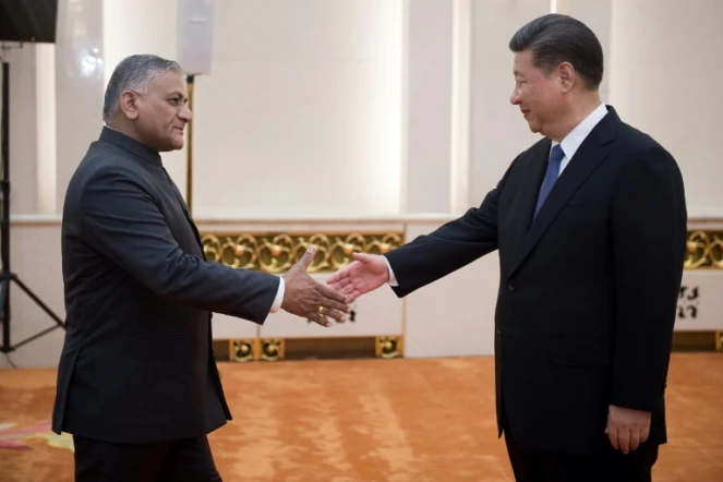 Vijay Kumar Singh (G), le secrétaire d?État aux affaires étrangères indien sert la main du président chinois Xi Jinping (D) à Pékin, le 19 juin 2017