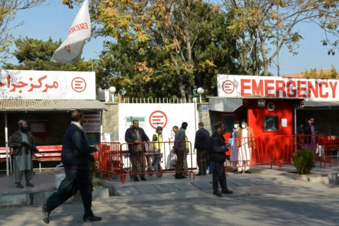 Des personnels hospitaliers s'apprêtent à recevoir des blessés après un attentat, à Kaboul, le 2 novembre 2021