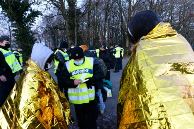 Des gendarmes relèvent les coordonnées de participants à une rave-party sauvage à Lieuron le 2 janvier 2021