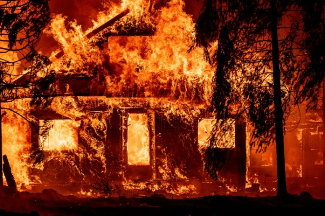Une maison en proie aux flammes du Dixie Fire, dans la communauté de Indian Falls, le 24 juillet 2021